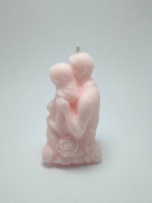 Vela Escultural "Abraço Eterno" – Arte e Romance em Tons Pastel