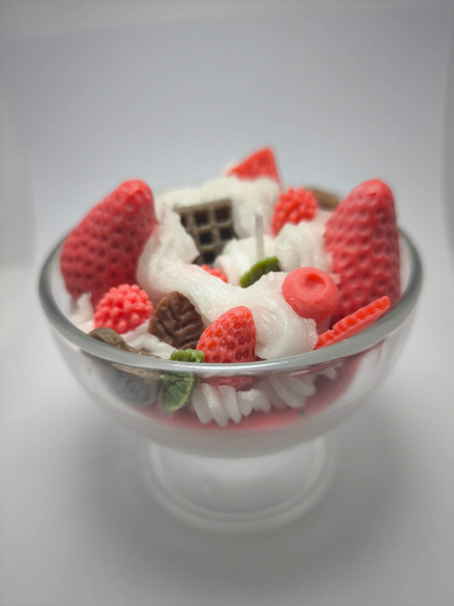 Vela Sobremesa Gourmet – Taça de Frutos Vermelhos e Chantilly