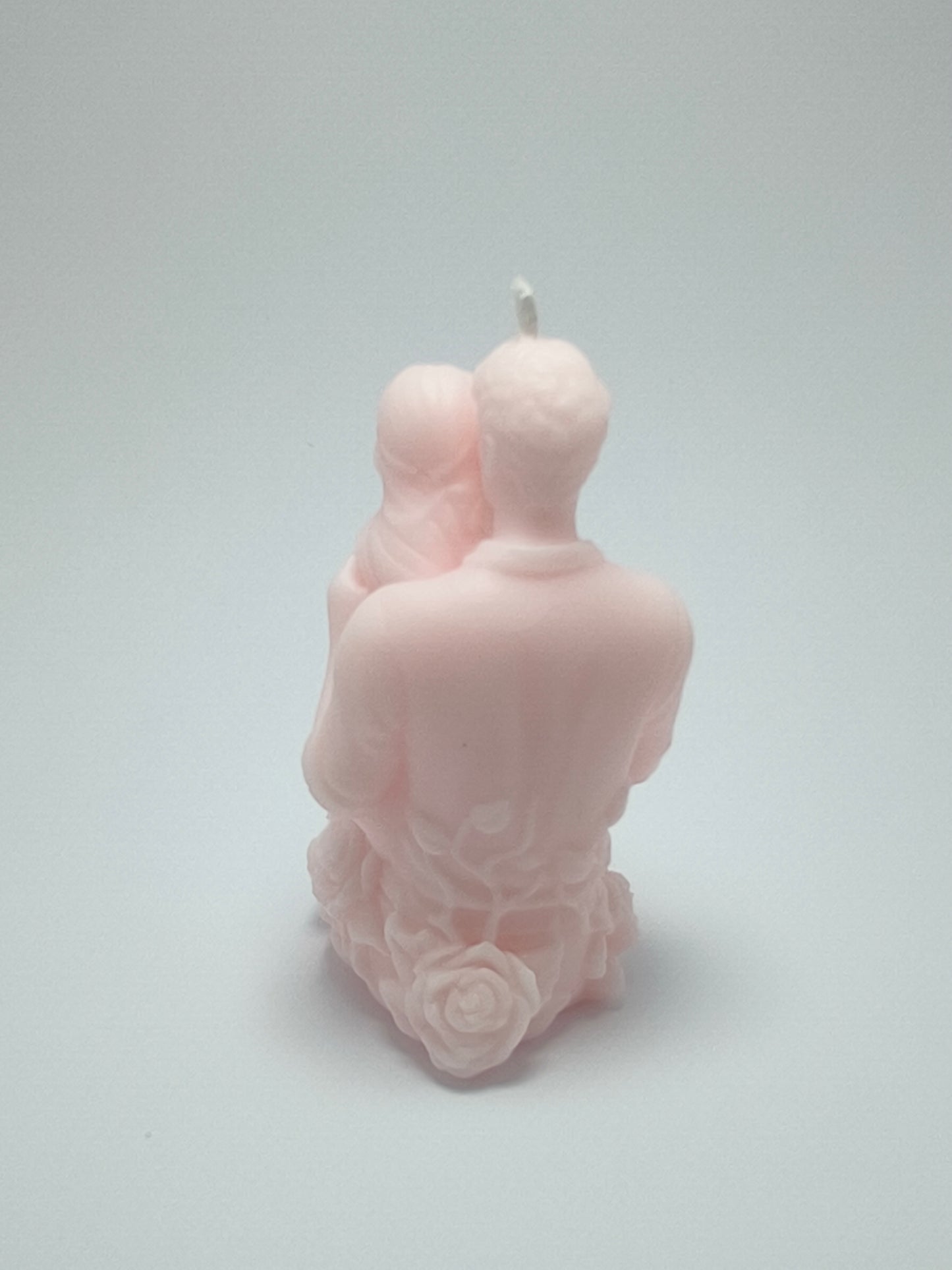 Vela Escultural "Abraço Eterno" – Arte e Romance em Tons Pastel