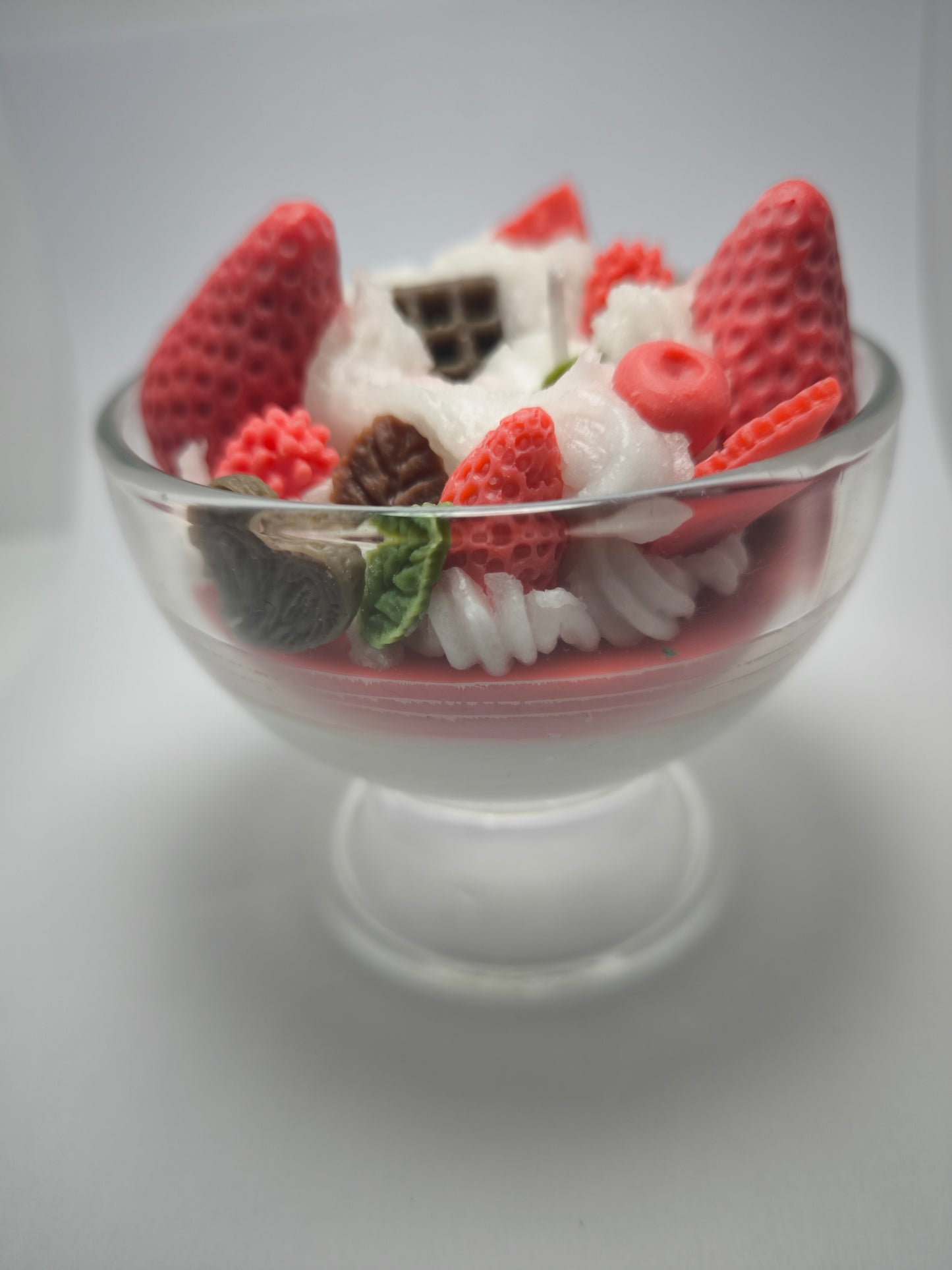 Vela Sobremesa Gourmet – Taça de Frutos Vermelhos e Chantilly