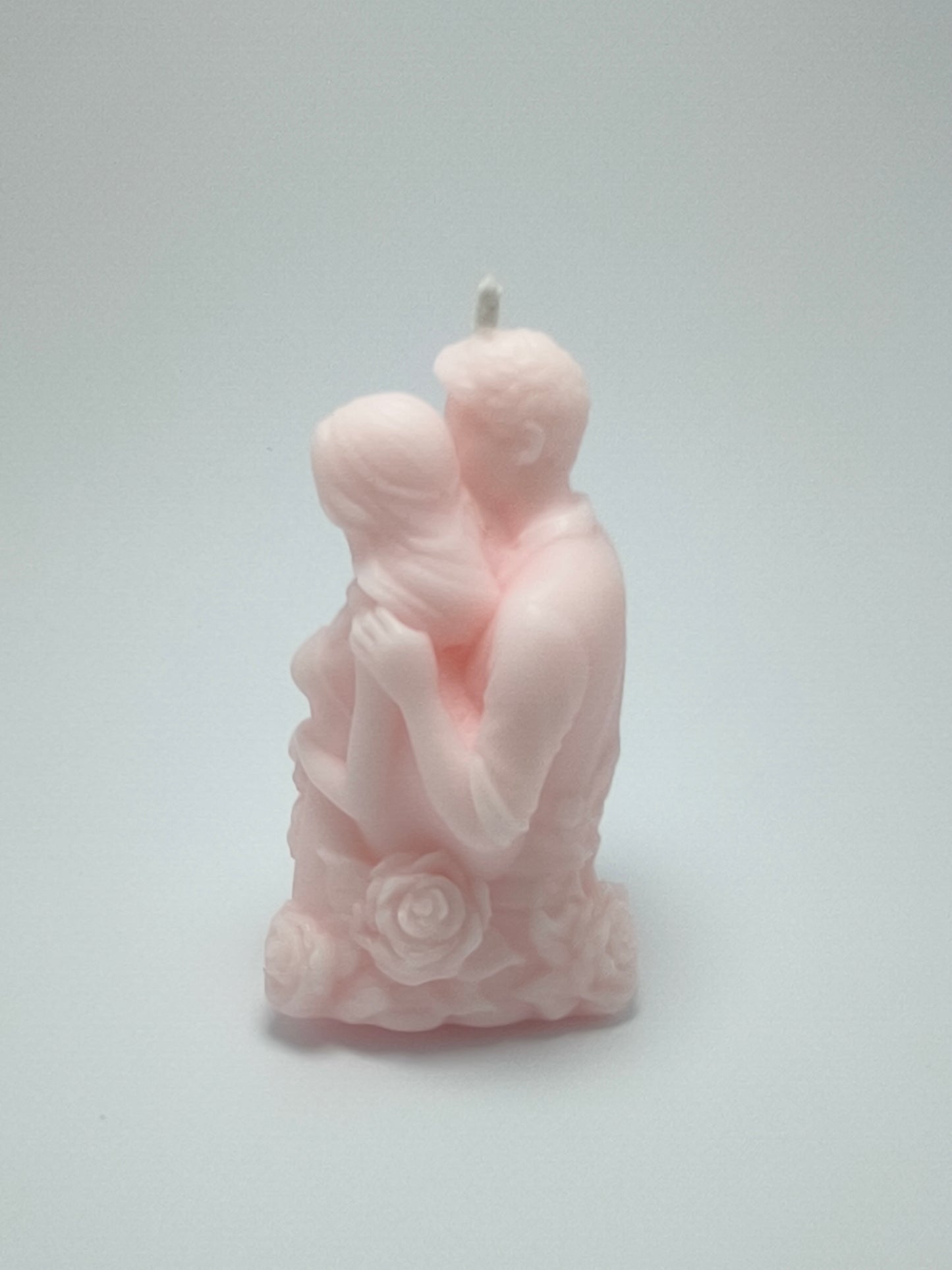 Vela Escultural "Abraço Eterno" – Arte e Romance em Tons Pastel
