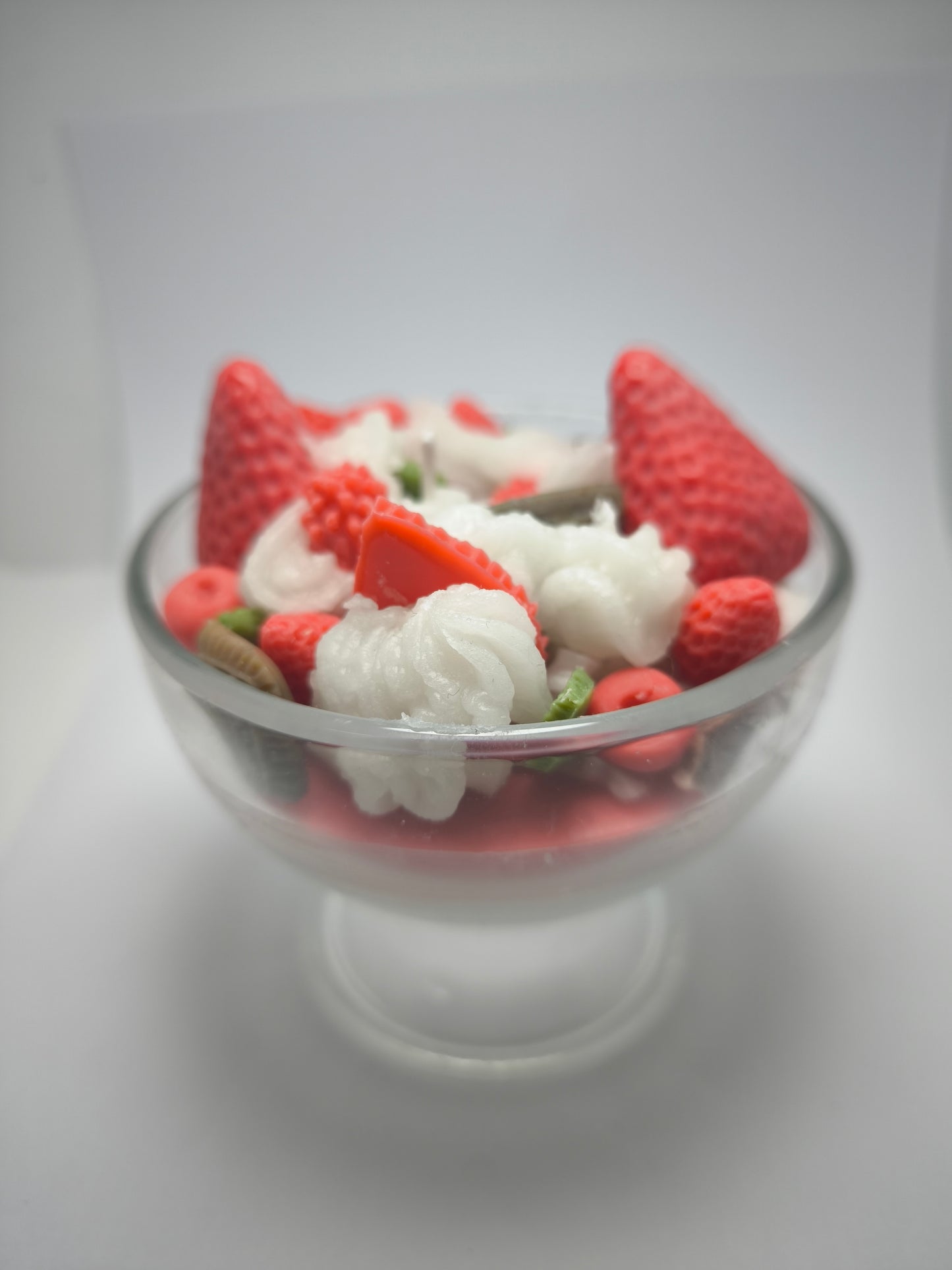 Vela Sobremesa Gourmet – Taça de Frutos Vermelhos e Chantilly