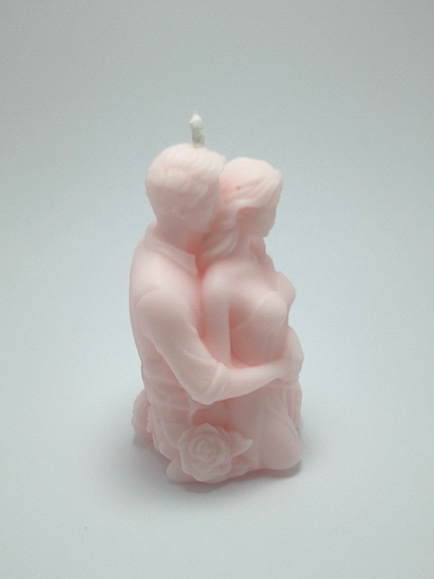 Vela Escultural "Abraço Eterno" – Arte e Romance em Tons Pastel
