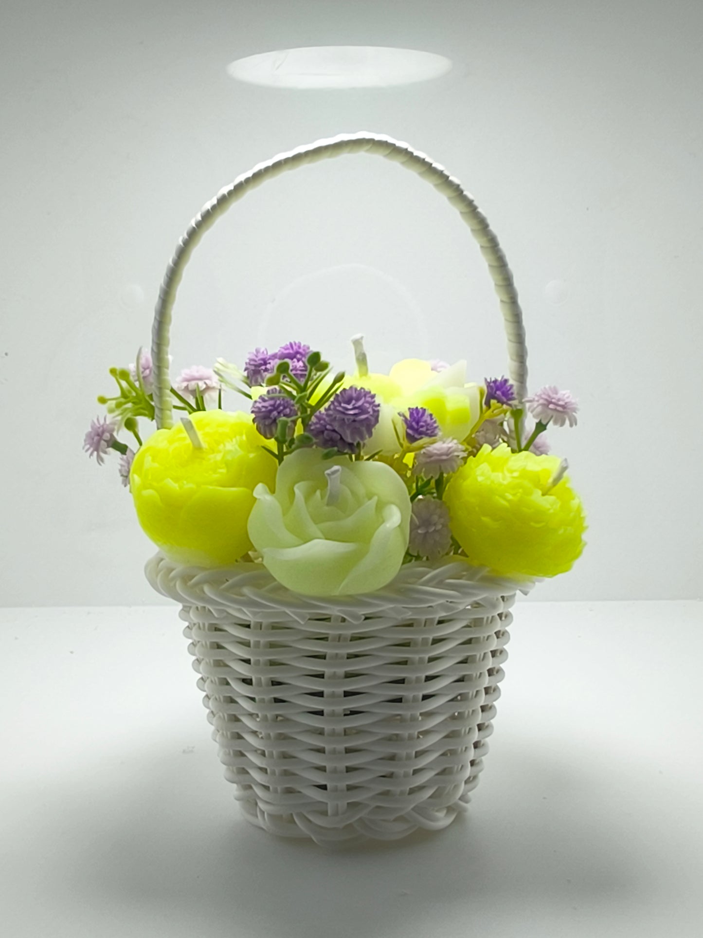 Cesto de Flores Aromático – Arranjo Floral em Velas Artesanais
