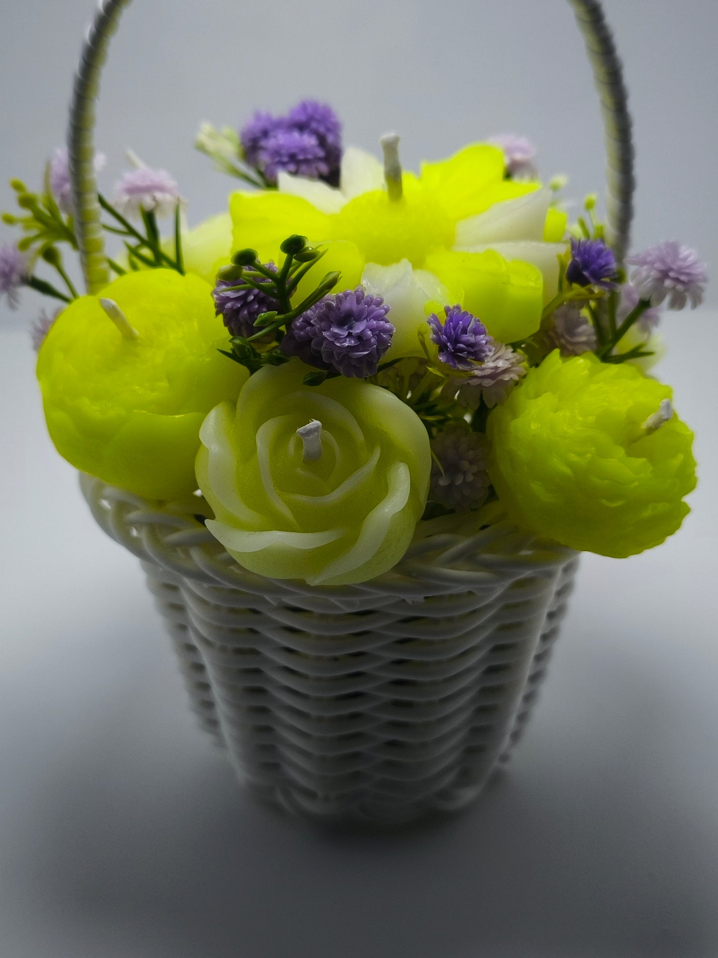 Cesto de Flores Aromático – Arranjo Floral em Velas Artesanais