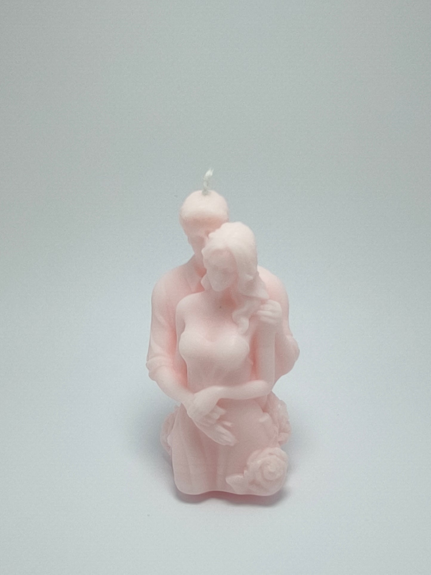 Vela Escultural "Abraço Eterno" – Arte e Romance em Tons Pastel